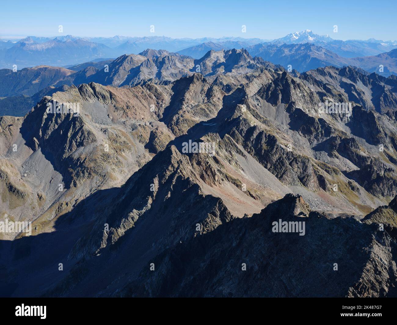 VISTA AÉREA. Gran panorama del macizo de Belledonne con la cumbre del Mont Blanc en la distancia. Isère y Saboya, Auvergne-Rhône-Alpes, Francia. Foto de stock
