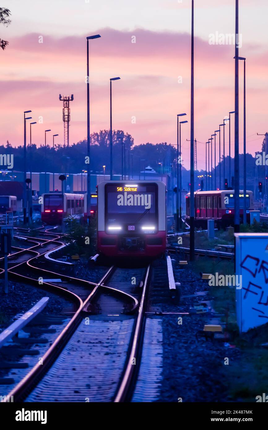Berlín, Alemania. 01st de Oct de 2022. Un tren S-Bahn llega a la estación  Berlin-Grünau por la mañana. En Berlín, el nuevo billete de 29 euros para  el transporte público local (ÖPNV)