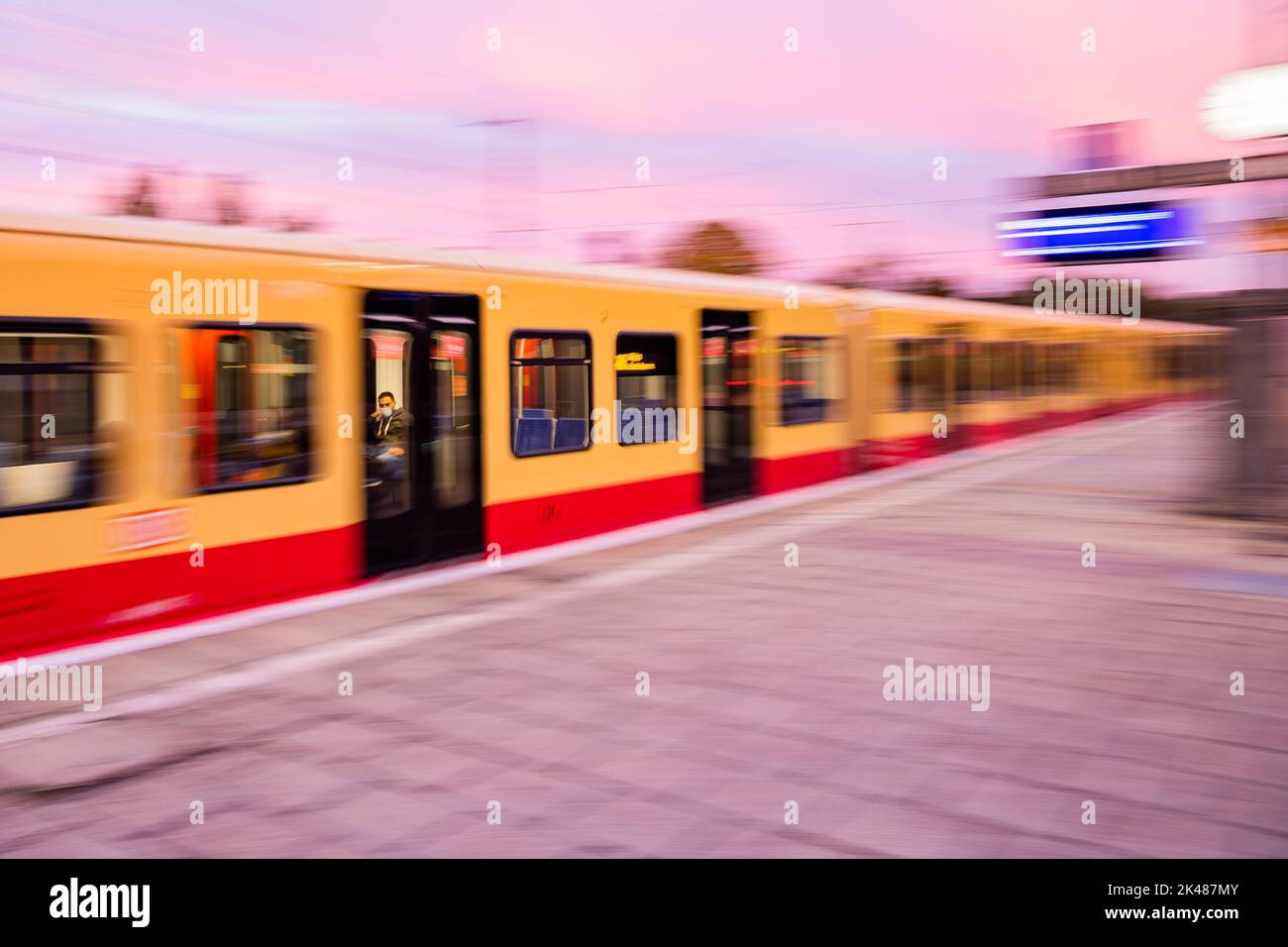 Berlín, Alemania. 01st de Oct de 2022. Por la mañana sale un tren S-Bahn  desde la estación Berlin-Grünau. El nuevo billete de 29 euros para el  transporte público local se lanzará en