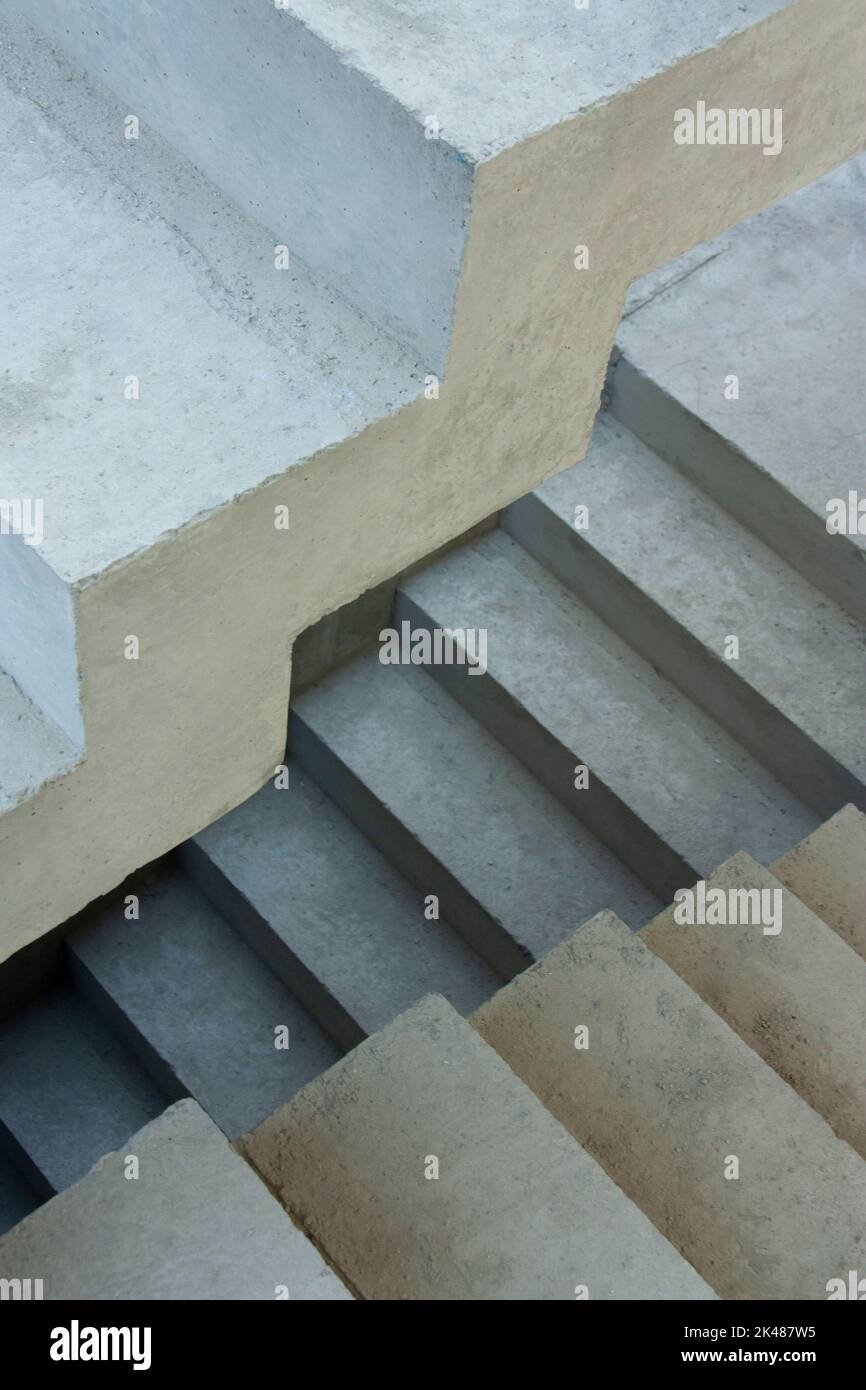 Escaleras de un edificio moderno de hormigón que creó formas geométricas. Construcción moderna de hormigón. Foto de stock