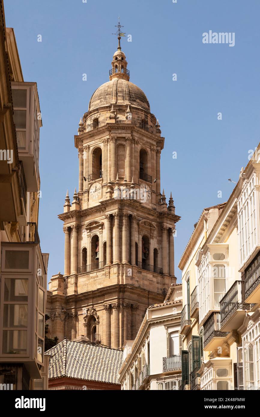 Torre de la Iglesia de la Catedral de Málaga o de la Santa Iglesia Catedral Basílica de la Encarnación en España. Foto de stock