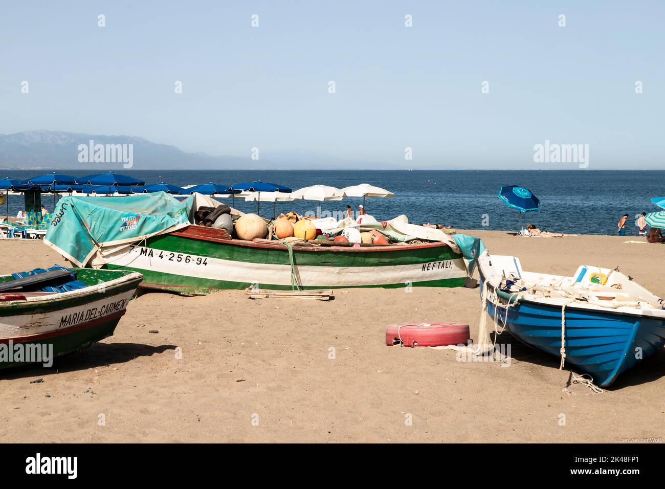 Vista de la popular localidad mediterránea de La Carihuela con su vida playera de verano. Foto de stock