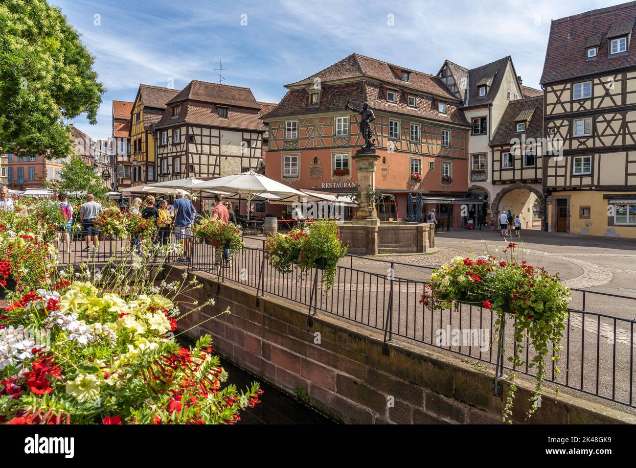 Altstadt und Schwendi-Brunnen en Colmar, Elsass, Frankreich | Ciudad antigua con fuente Schwendi en Colmar, Alsacia, Francia Foto de stock