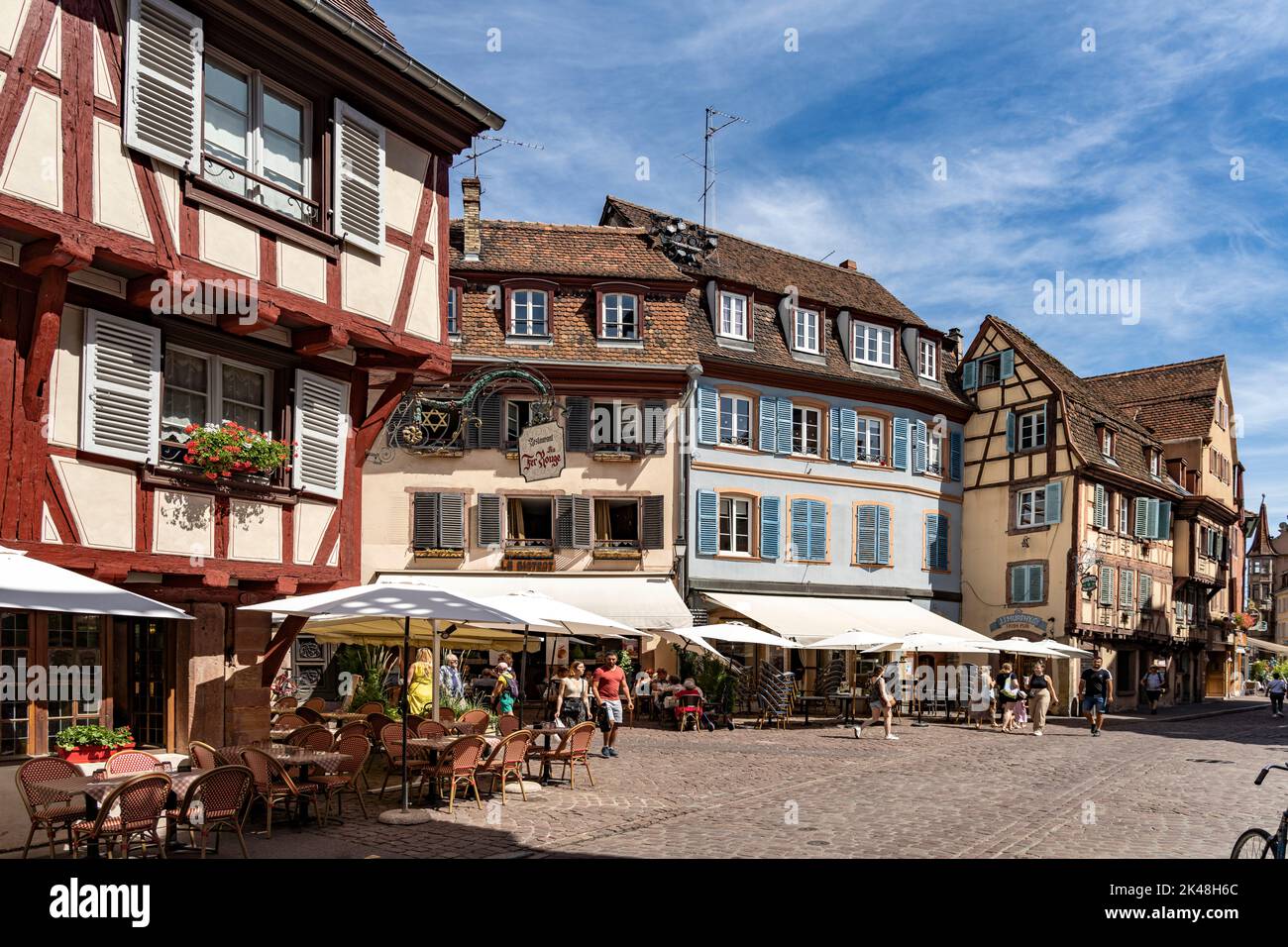 Fachwerkhäuser in der Altstadt von Colmar, Elsass, Frankreich | Casas de entramado de madera en el casco antiguo de Colmar, Alsacia, Francia Foto de stock