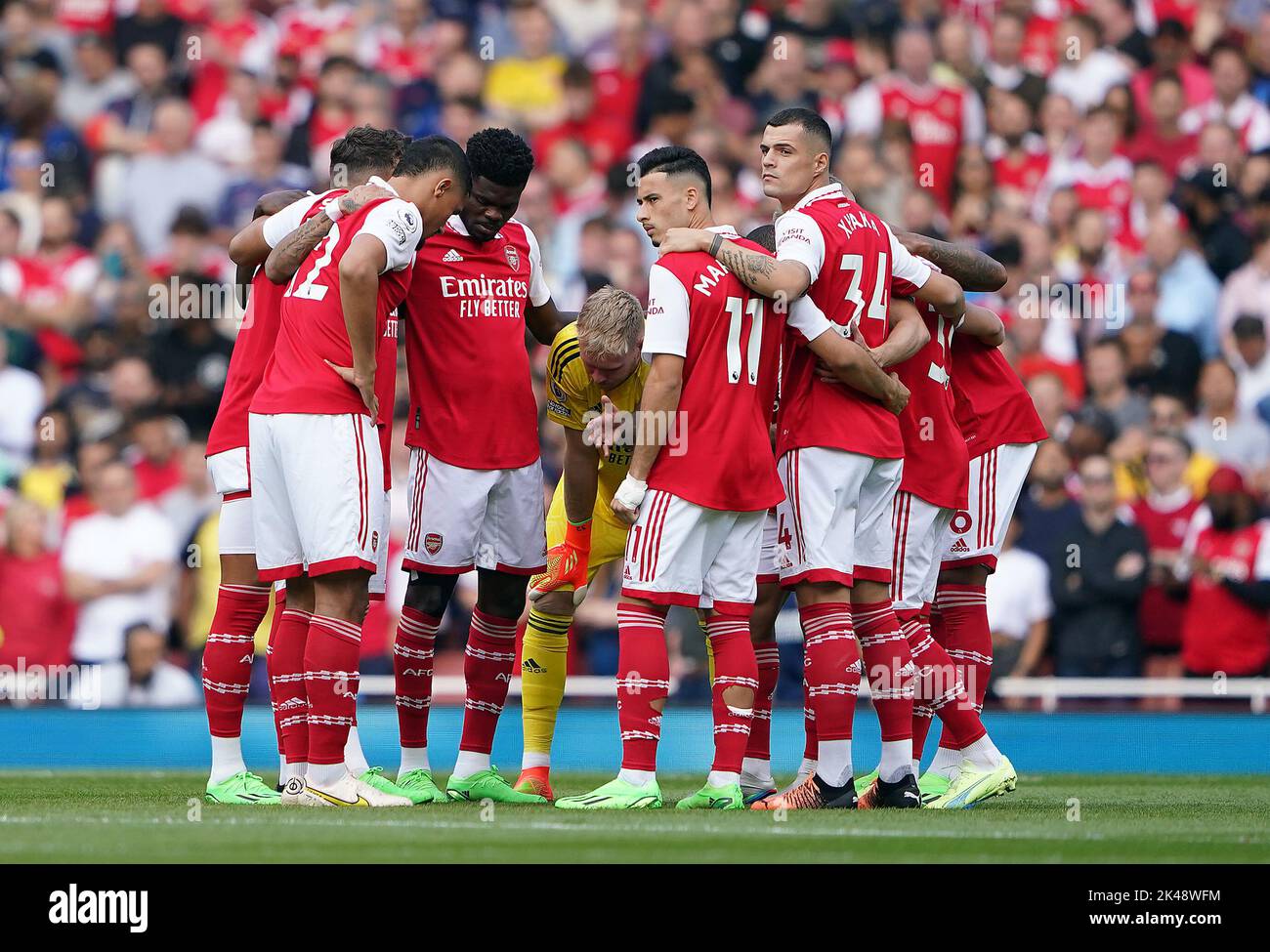 Los jugadores del Arsenal tienen un grupo de equipo durante el partido de la Premier League en el Emirates Stadium de Londres. Fecha de la foto: Sábado 1 de octubre de 2022. Foto de stock