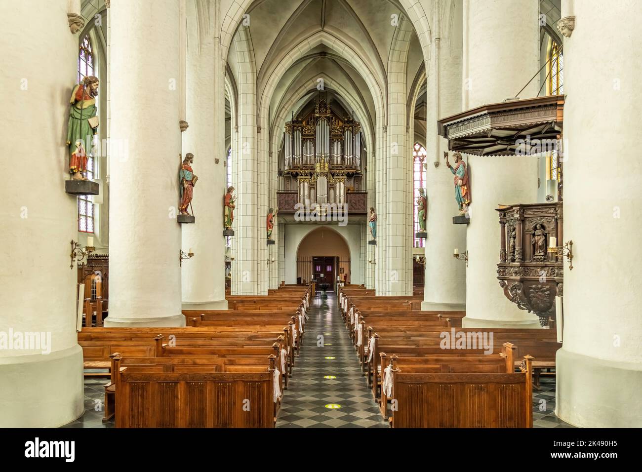 Innenraum und Orgel der katholischen Pfarrkirche San Pedro y Pablo in Straelen, Nordrhein-Westfalen, Deutschland, Europa | San Pedro y Paul chu Foto de stock