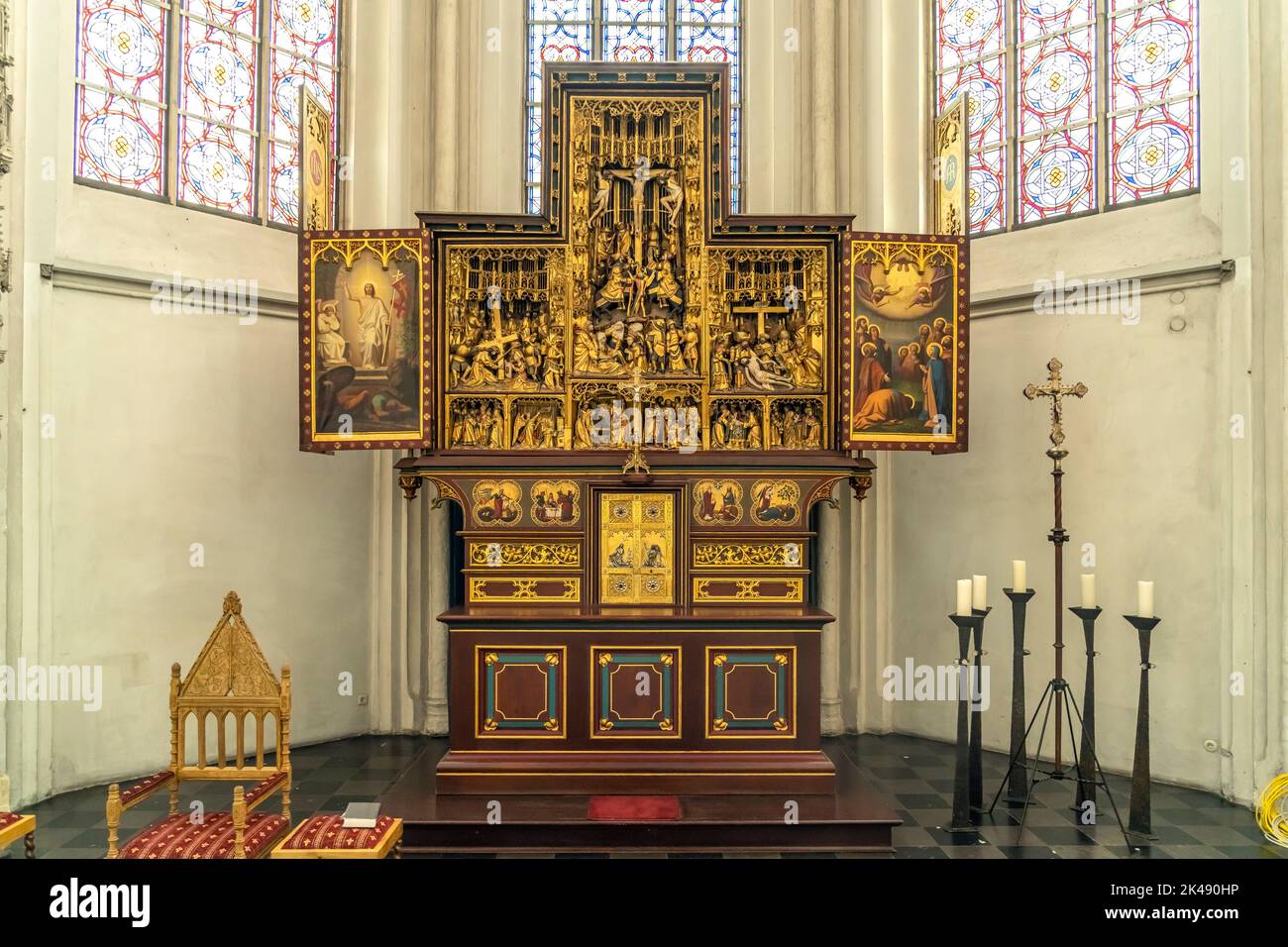 Altar der katholischen Pfarrkirche San Pedro y Pablo en Straelen, Nordrhein-Westfalen, Deutschland, Europa | Iglesia de San Pedro y Pablo Altar, Str Foto de stock
