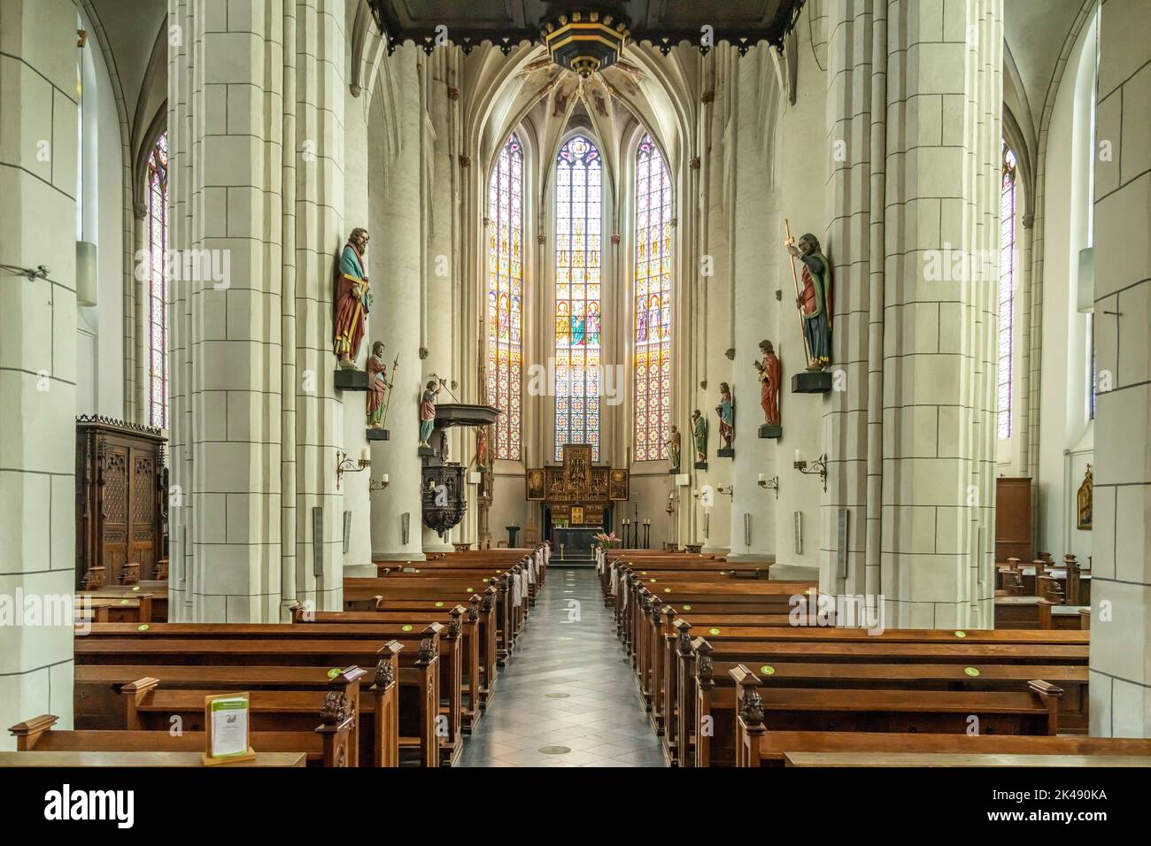 Innenraum der katholischen Pfarrkirche San Pedro y Pablo en Straelen, Nordrhein-Westfalen, Deutschland, Europa | Iglesia de San Pedro y Pablo interi Foto de stock