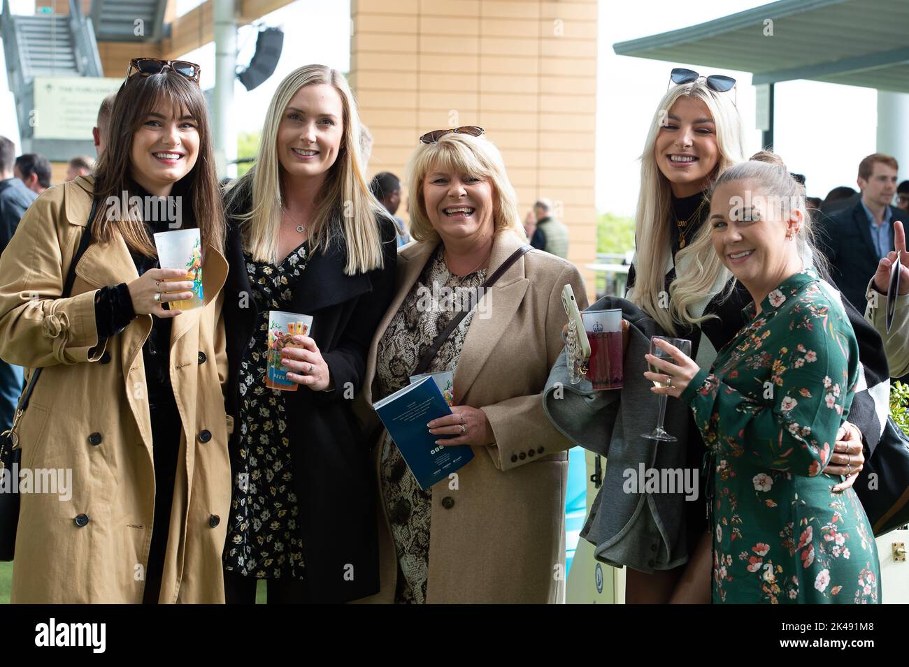 Ascot, Berkshire, Reino Unido. 1st de octubre de 2022. Los regacegoers disfrutaron del festival de cerveza CAMRA en el segundo día del fin de semana de carreras de otoño de Peroni Italia. Crédito: Maureen McLean/Alamy Live News Foto de stock