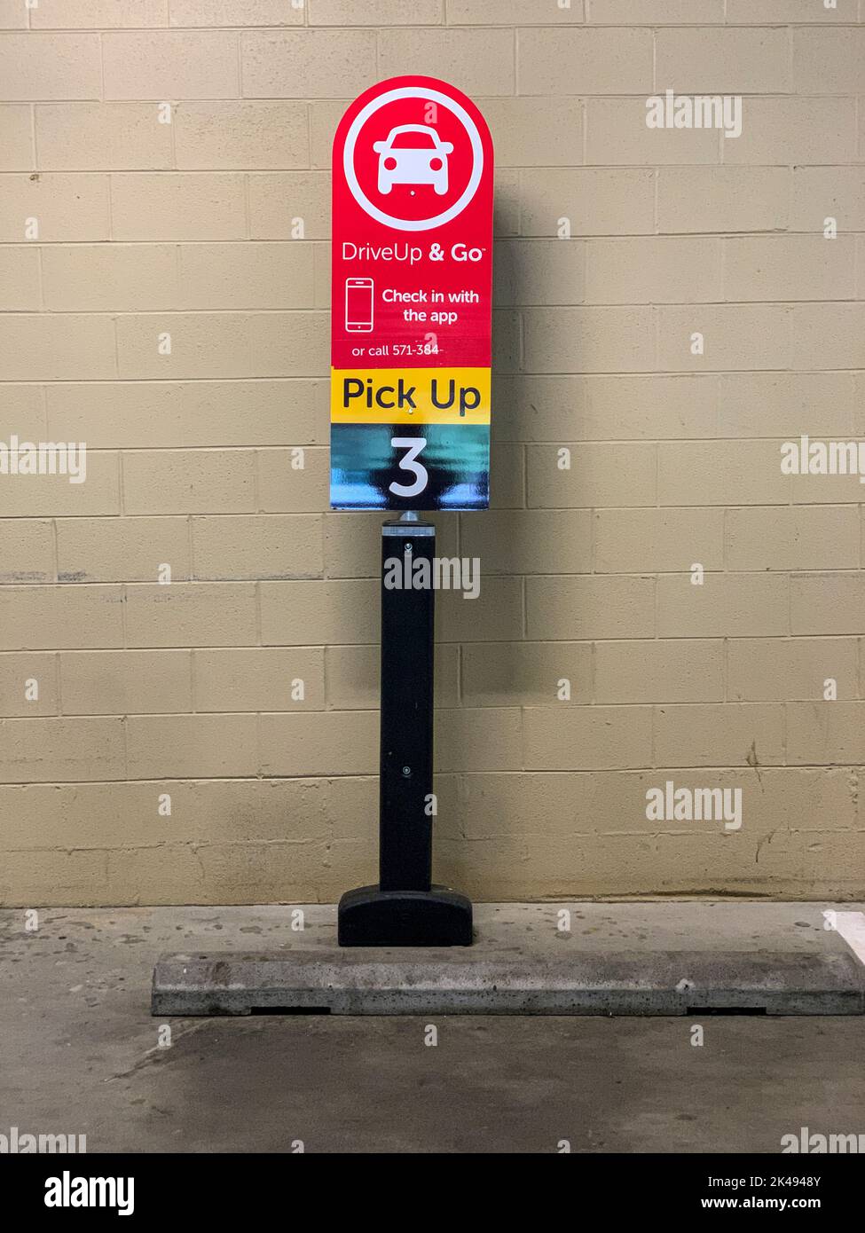 Espacio de estacionamiento para recogida de comestibles. Foto de stock