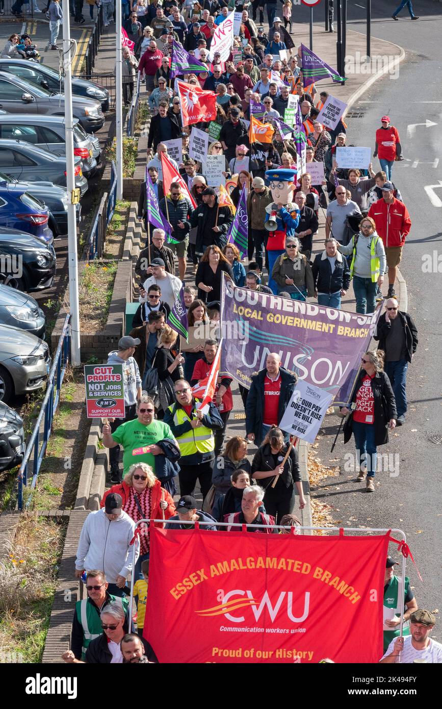 Southend on Sea, Essex, Reino Unido. 1st de Oct de 2022. Se están llevando a cabo protestas en todo el país para poner de relieve el costo de la crisis de vida, el salario de los trabajadores y en solidaridad con los que están en huelga. En Southend, los huelguistas de la línea de piquetes de la CWU fuera de la oficina de clasificación de Short Street Royal Mail se unieron a los huelguistas de ASLEF y RMT antes de marcharse para unirse a los manifestantes en High Street. Manifestantes marchando Foto de stock