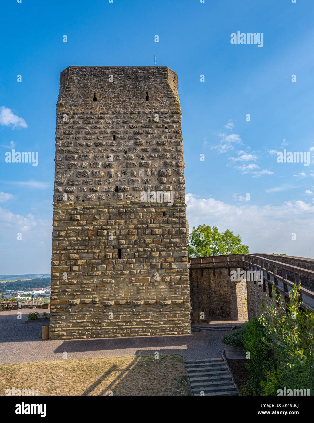 Parte de la torre roja de las fortificaciones históricas de Bad Wimpfen. Neckar Valley, Kraichgau, Baden-Württemberg, Alemania, Europa Foto de stock