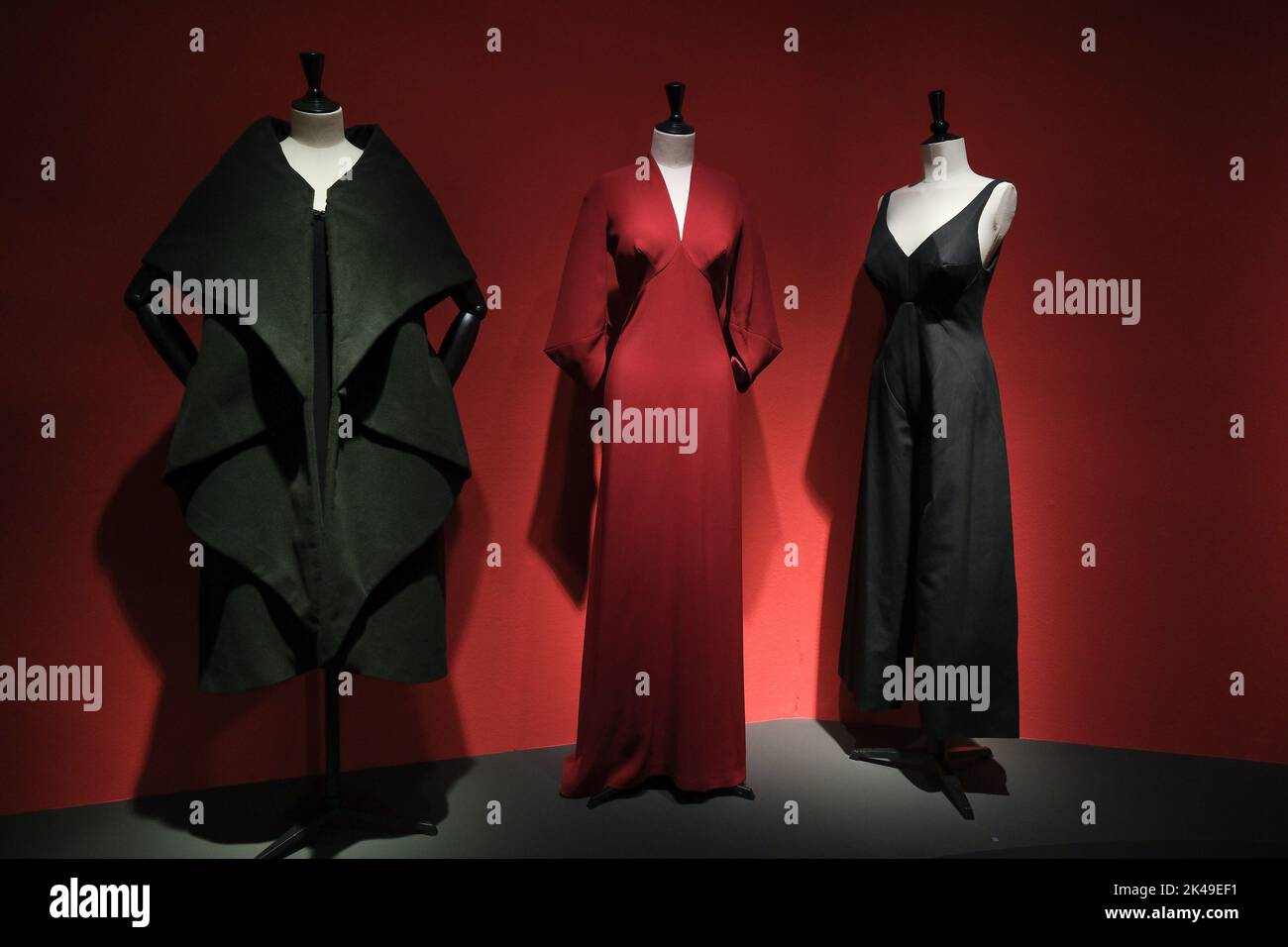 Vestidos de noche se exhiben durante la exposición 'Sybilla. El hilo  invisible' en la sala del Canal de Isabel II de Madrid. La exposición  dedicada a la renombrada diseñadora española María Sybilla