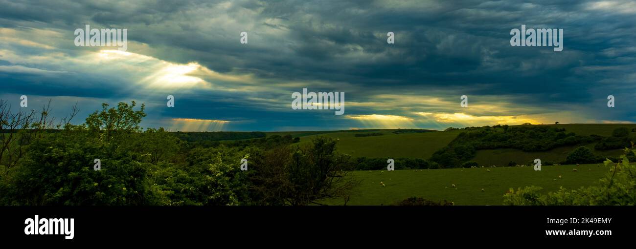 Puesta de sol panorámica con nubes en Butts Brow, Eastbourne, Reino Unido Foto de stock