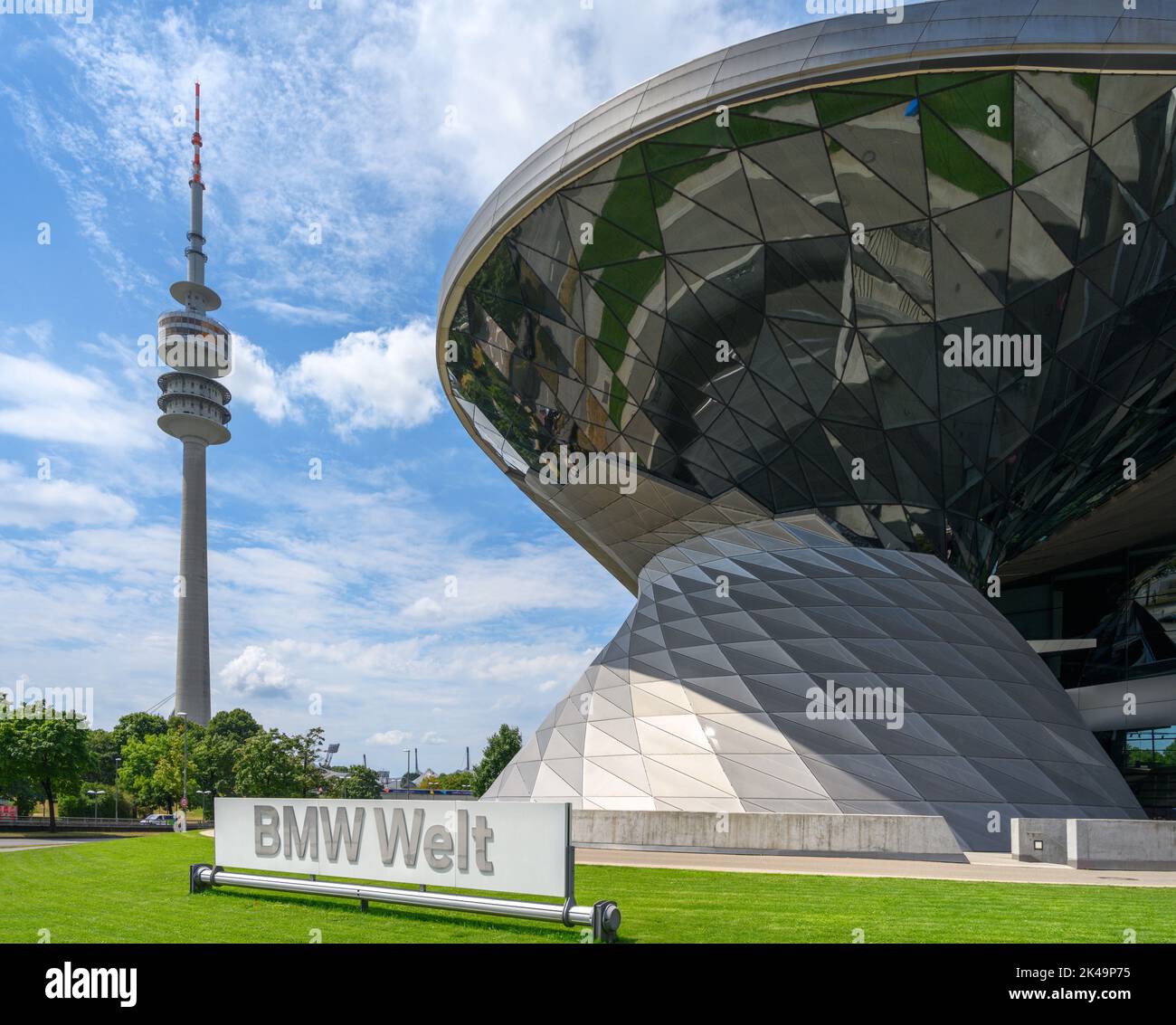 BMW Welt y la Torre Olímpica (Olympiaturm) en el Parque Olímpico, Munich, Baviera, Alemania Foto de stock