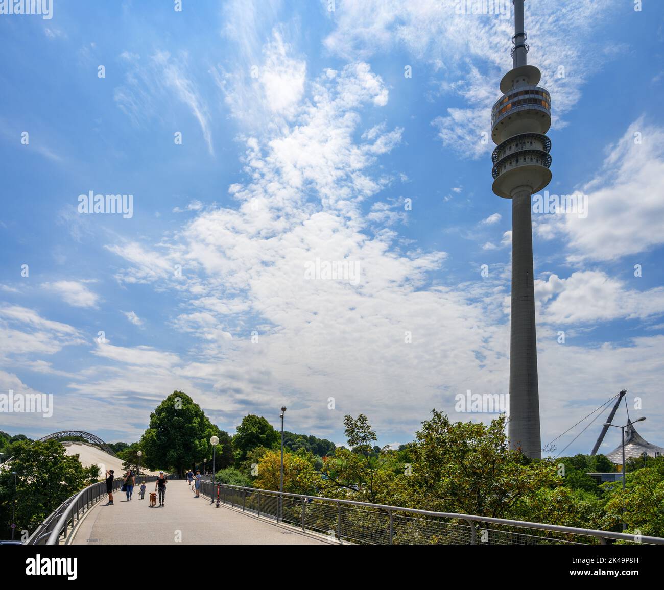 Puente peatonal a través de la Olympiaturm (Torre Olímpica) y el Olympiapark (Parque Olímpico), Múnich, Baviera, Alemania Foto de stock