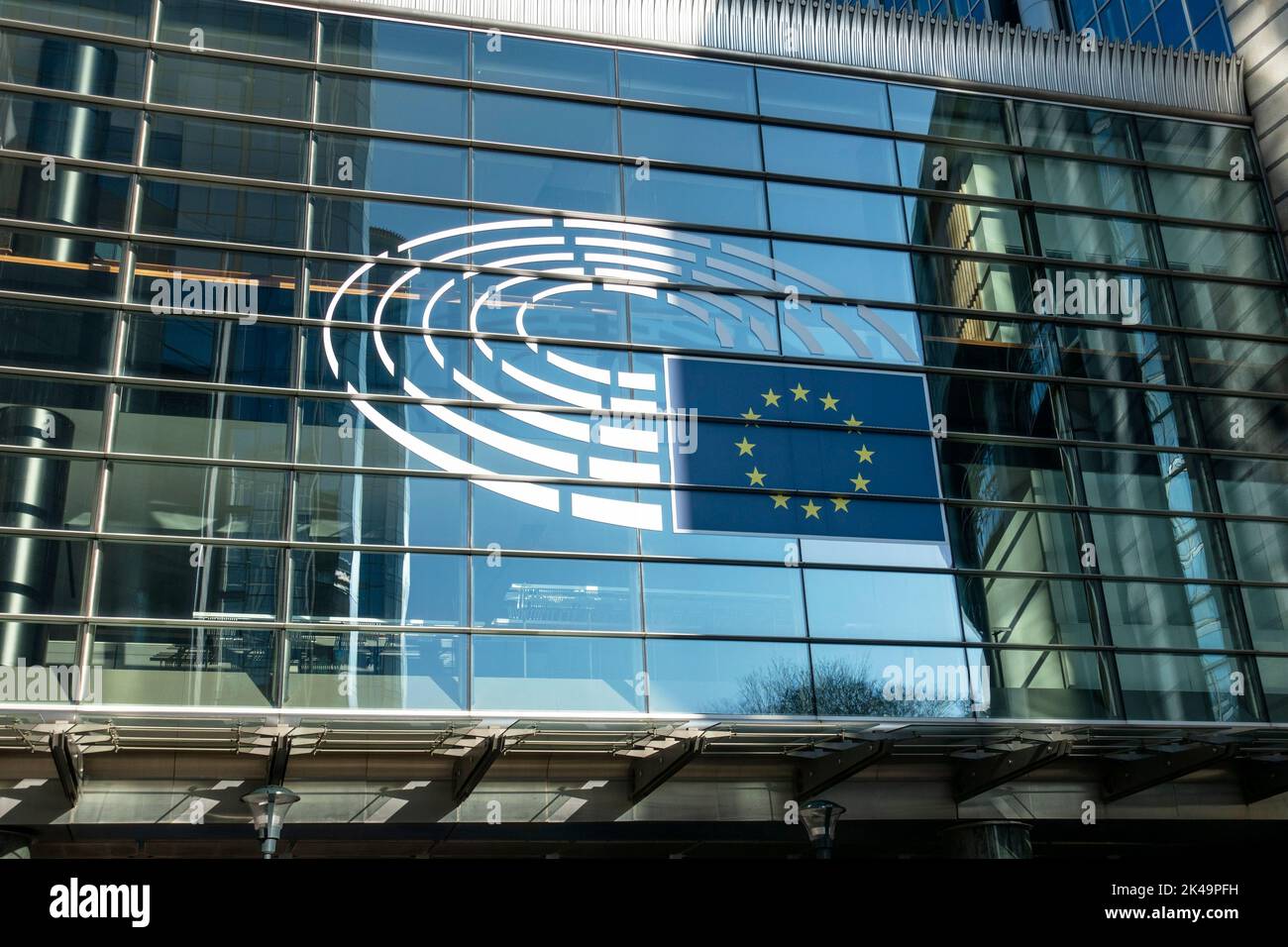 Bruselas, Bélgica - 17 de noviembre de 2019: Edificio del Parlamento Europeo en Bruselas. La UE es una unión política y económica de 27 estados miembros. Foto de stock
