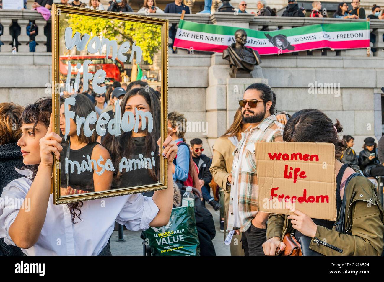 Londres, Reino Unido. 1st de Oct de 2022. Un corte del ayatolá ha pillado cuernos: Una protesta, bajo el lema “Mujeres, vida, libertad”, en solidaridad con el levantamiento creciente en Irán que exige mayor libertad y protesta contra la muerte de Mahsa Amini tras su detención por la policía de moralidad iraní. Mahsa Amini murió bajo custodia el 16 de septiembre, tres días después de su detención por supuestamente infringir las estrictas normas de Irán para las mujeres sobre el uso de pañuelos de hijab y ropa modesta. Crédito: Guy Bell/Alamy Live News Foto de stock