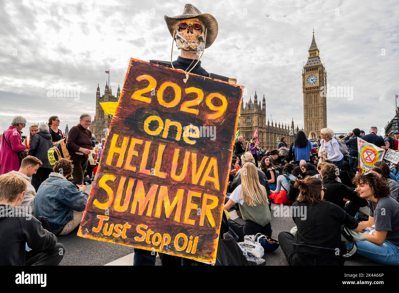 Londres, Reino Unido. 1st de Oct de 2022. Simplemente pare el petróleo y la rebelión de la extinción marcha pasado la Plaza del Parlamento y haga una parada en el Puente de Westminster. Crédito: Guy Bell/Alamy Live News Foto de stock