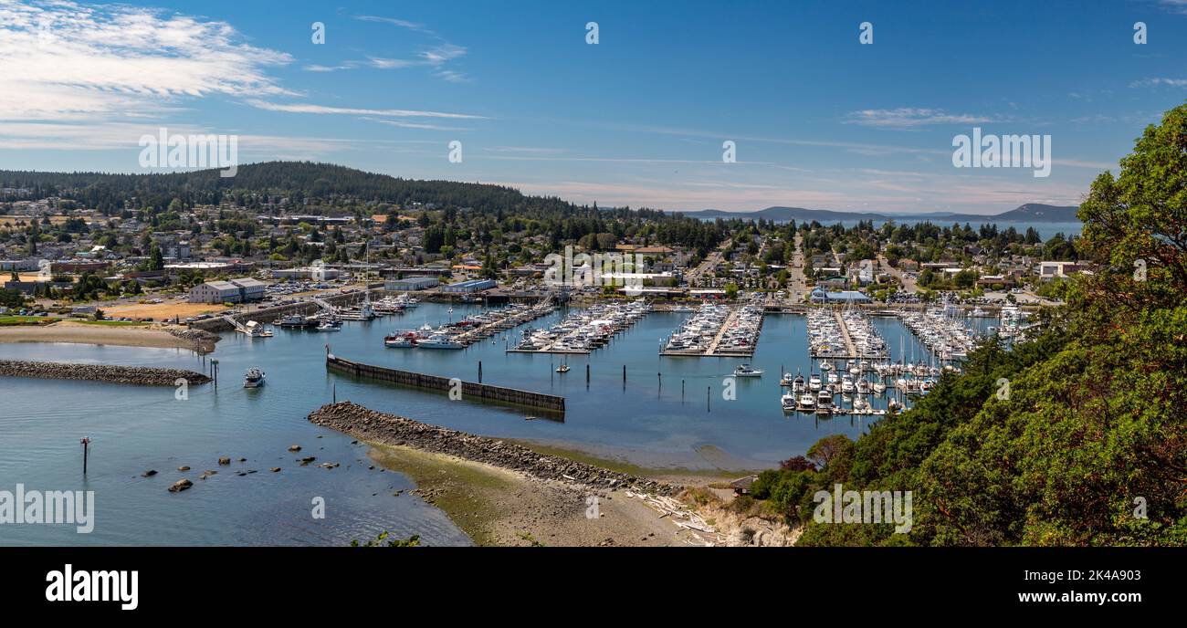 Anacortes Waterfront Embarcaciones marinas con la ciudad en el fondo