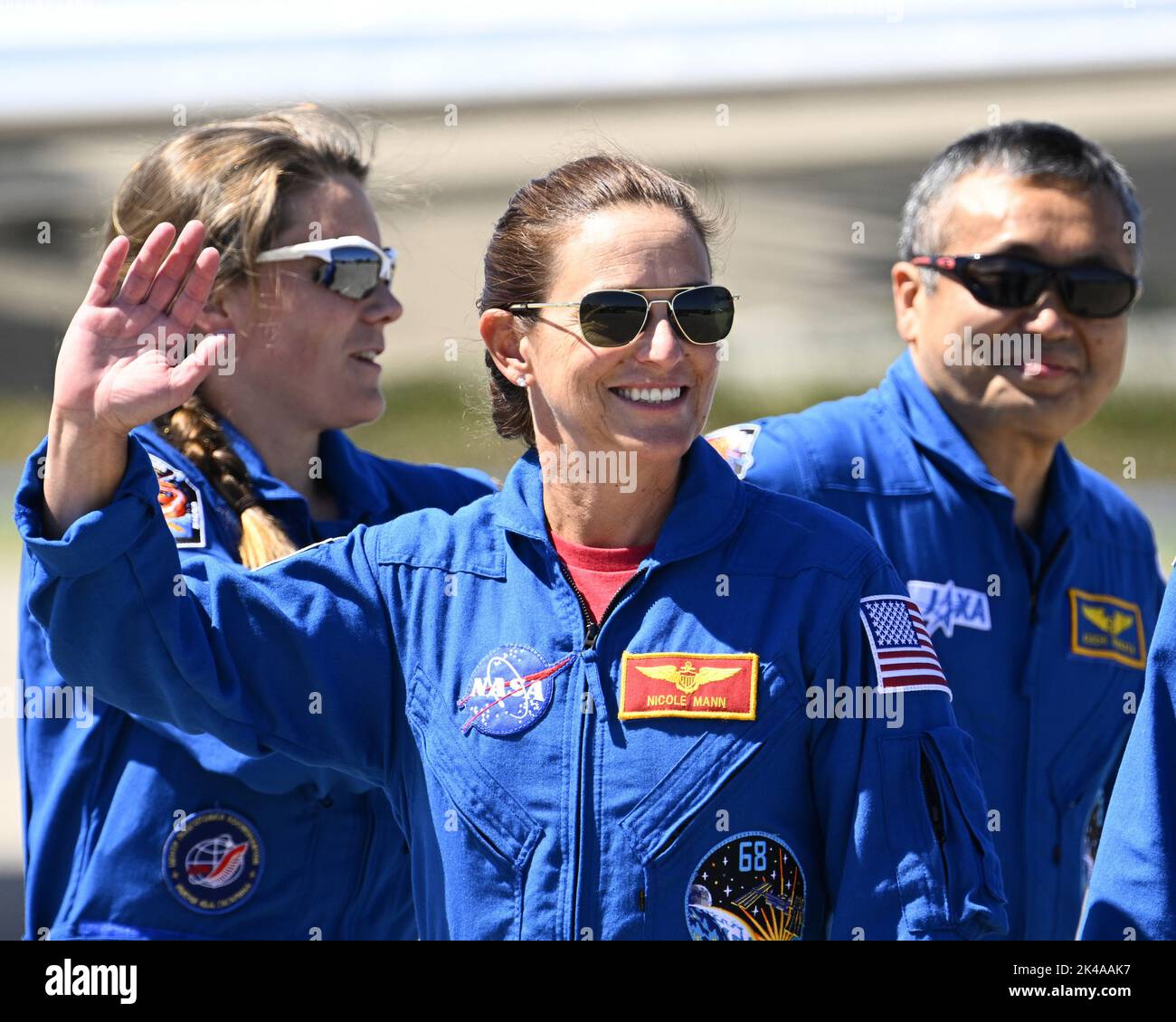 La astronauta de la NASA y la Comandante de la Misión de la Tripulación 5 Nicole Mann se reúne después de llegar al Centro Espacial Kennedy, Florida el sábado 1 de octubre de 2022. Foto de Joe Marino/UPI Crédito: UPI/Alamy Live News Foto de stock