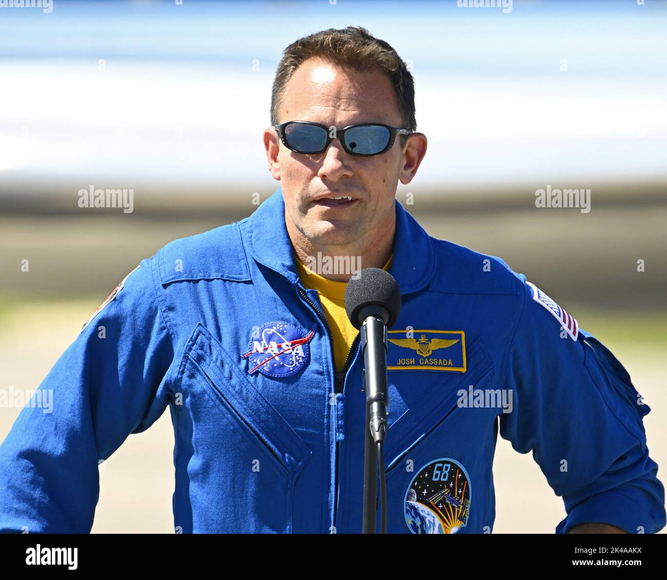 Josh Cassada, astronauta y piloto de la tripulación 5 de la NASA, habla después de llegar al Centro Espacial Kennedy, Florida, el sábado 1 de octubre de 2022. Foto de Joe Marino/UPI Crédito: UPI/Alamy Live News Foto de stock