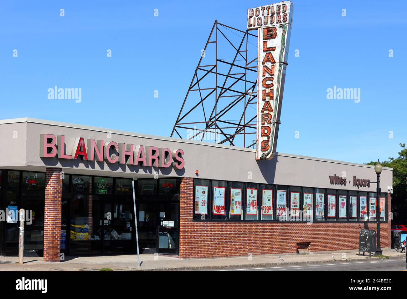 Blanchard's, 103 Harvard Ave, Boston Foto del escaparate de una tienda de licores en Allston, Massachusetts. Foto de stock