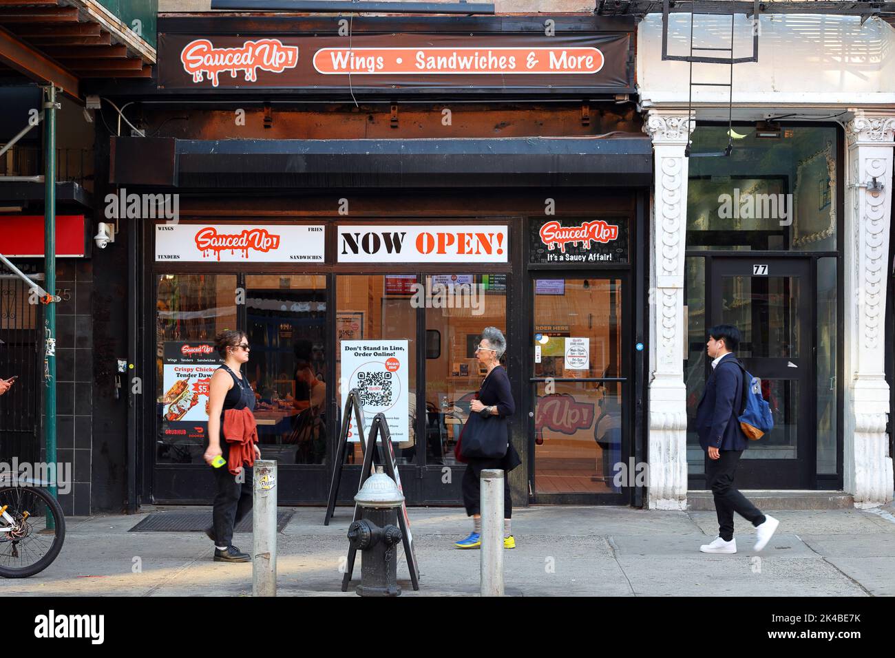 Sauced Up, 77 2nd Ave, Nueva York, Nueva York, Nueva York, foto del escaparate de un restaurante de pollo en el barrio East Village de Manhattan. Foto de stock