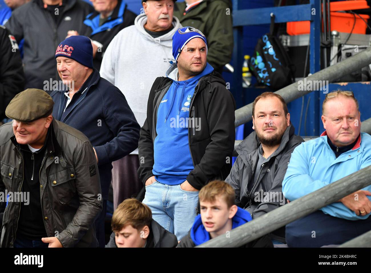 Oldham, Reino Unido. 1st de octubre de 2022during El partido de la Liga Nacional Vanarama entre Oldham Athletic y Wrexham en Boundary Park, Oldham el sábado 1st de octubre de 2022Oldham Los aficionados al atletismo durante el partido de la Liga Nacional Vanarama entre Oldham Athletic y Wrexham en Boundary Park, Oldham el sábado 1st de octubre de 2022. Crédito: MI News & Sport / Alamy Live News Foto de stock