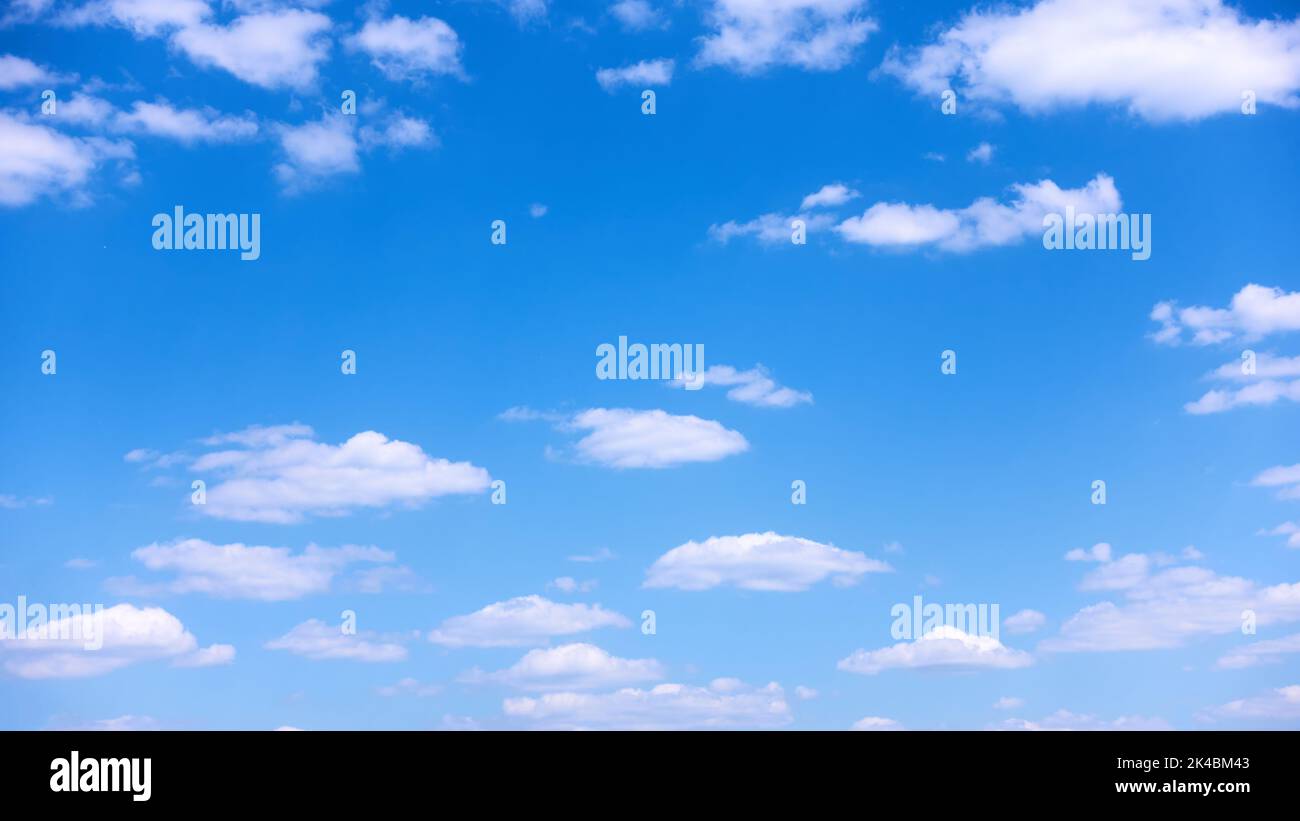 Cielo de verano con nubes - fondo natural Foto de stock