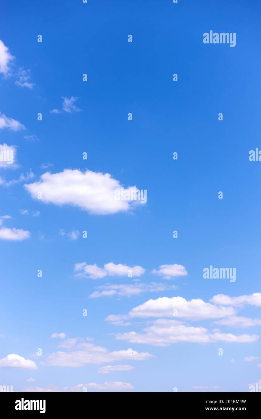 Cielo azul con nubes blancas - fondo vertical con espacio para su propio texto Foto de stock