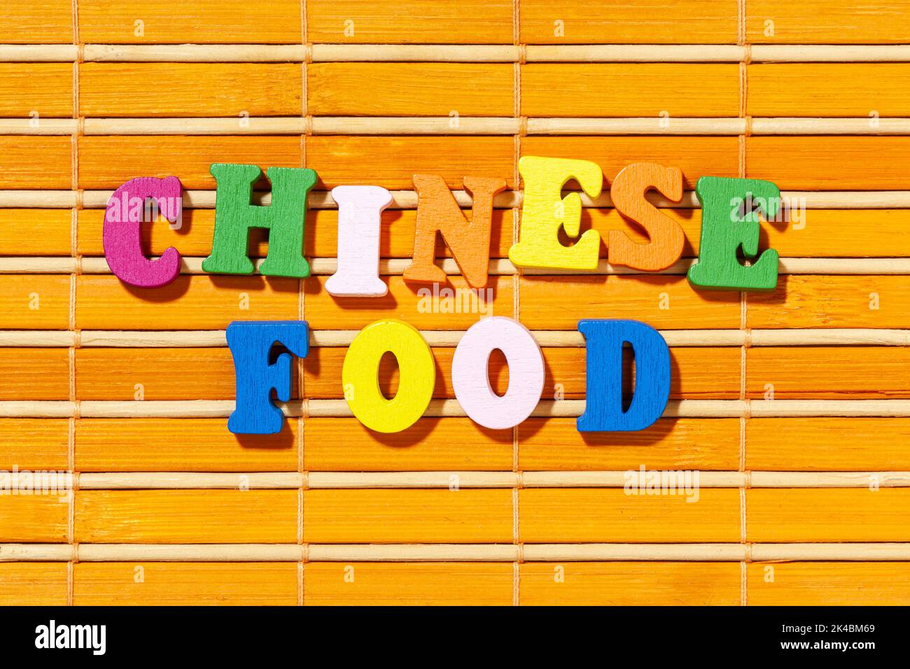 Comida China - Inscripción con letras coloridas sobre la estera de bambú asiática Foto de stock