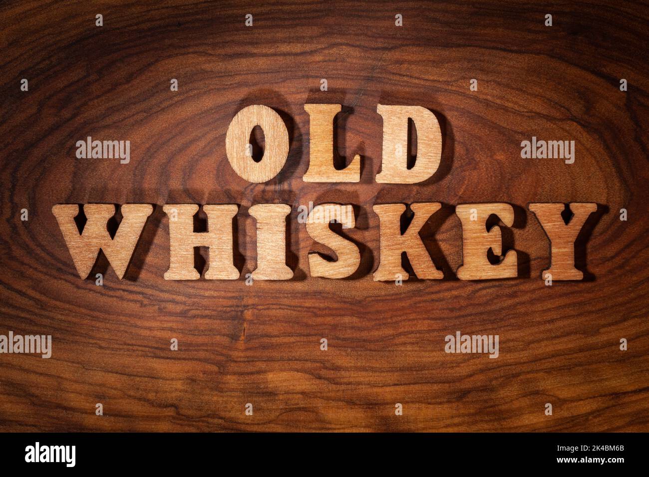 Whiskey Antiguo - Inscripción con letras de madera sobre madera oscura Foto de stock