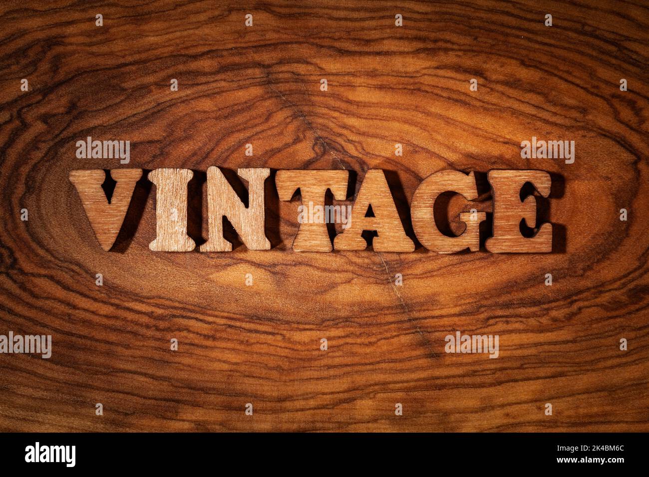 Palabra vintage - Inscripción con letras de madera de cerca Foto de stock
