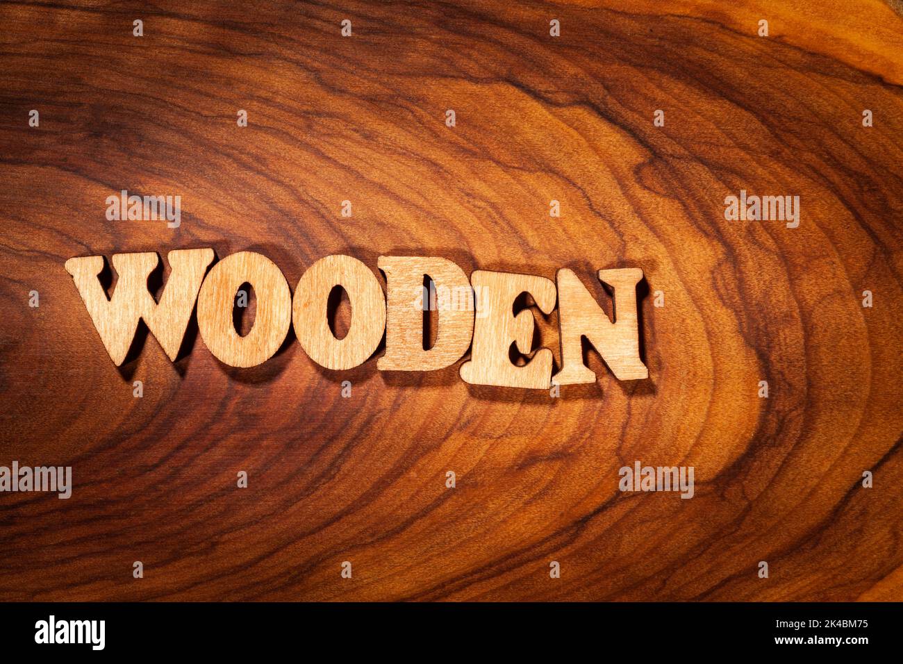 Palabra de madera - Inscripción con letras de madera de cerca Foto de stock