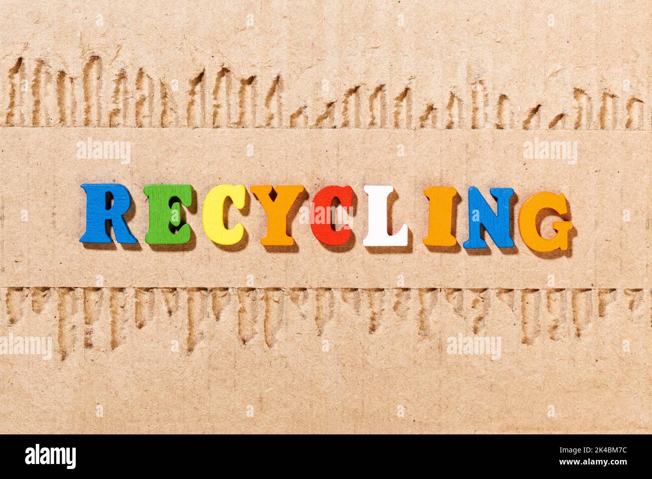 Palabra de reciclaje - Inscripción por letras de color en cartón Foto de stock