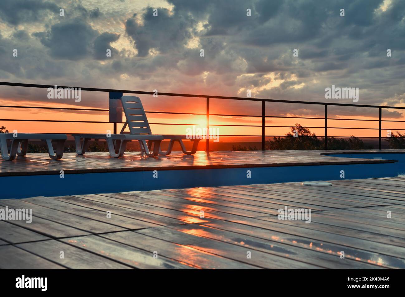 Relájese en la terraza cerca de la piscina al aire libre en las montañas. Actividades de ocio y relajación Foto de stock
