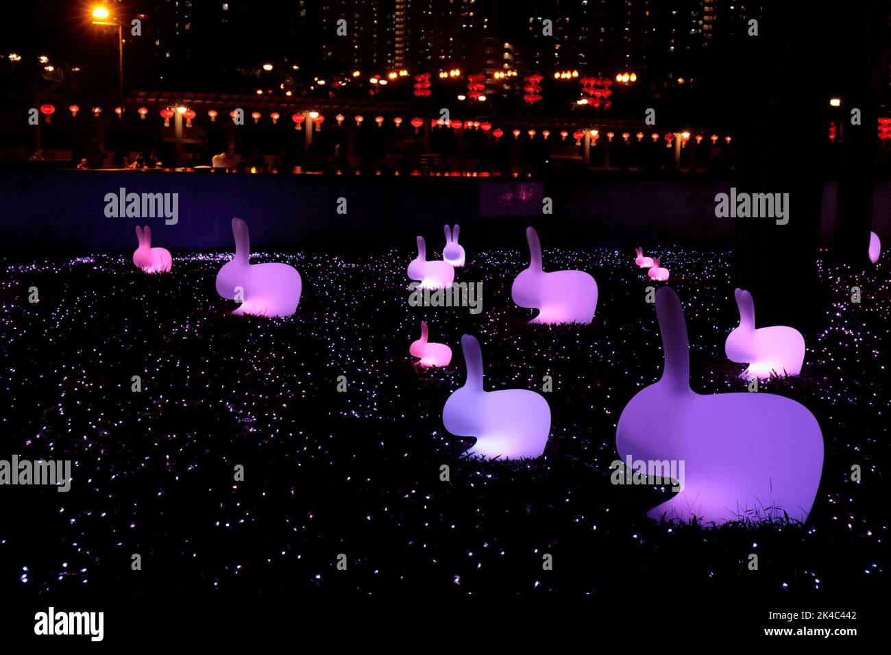 Los miembros enmascarados del público disfrutan de la exhibición de la linterna y el modelo del festival en Shatin Park, New Territories, Hong Kong 12th de septiembre de 2022 Foto de stock