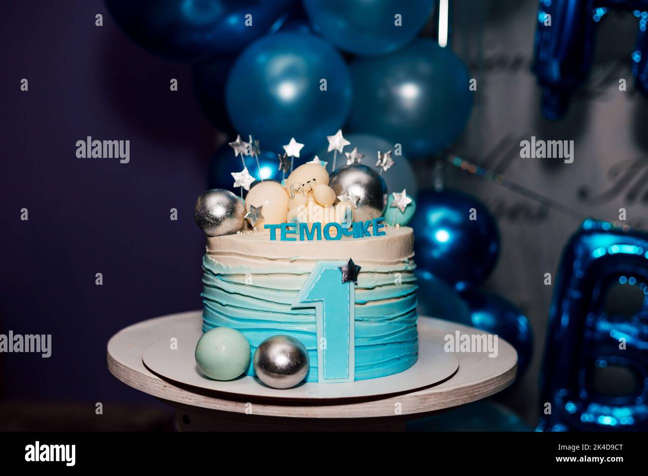 Fiesta de cumpleaños niño de un año en azul con globos y pastel, concepto  de decoración y vacaciones, bebé con pastel