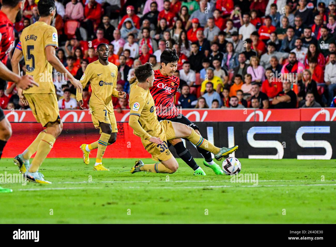 Mallorca, Mallorca, España. 1st de Oct de 2022. MALLORCA, ESPAÑA - 1 DE OCTUBRE: Kang-in Lee del RCD Mallorca lucha contra Gavi del FC Barcelona por el balón durante el partido entre el RCD Mallorca y el FC Barcelona de La Liga Santander el 1 de octubre de 2022 en Visit Mallorca Stadium Son Moix en Mallorca, España. (Imagen de crédito: © Samuel CarreÃ±O/PX Imagens a través DE ZUMA Press Wire) Crédito: ZUMA Press, Inc./Alamy Live News Foto de stock