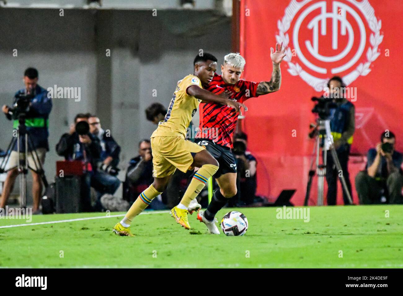 Mallorca, Mallorca, España. 1st de Oct de 2022. MALLORCA, ESPAÑA - OCTUBRE 1: Pablo Maffeo del RCD Mallorca lucha por el balón con Ansu Fati del FC Barcelona durante el partido entre el RCD Mallorca y el FC Barcelona de La Liga Santander el 1 de octubre de 2022 en Visit Mallorca Stadium Son Moix en Mallorca, España. (Imagen de crédito: © Samuel CarreÃ±O/PX Imagens a través DE ZUMA Press Wire) Crédito: ZUMA Press, Inc./Alamy Live News Foto de stock