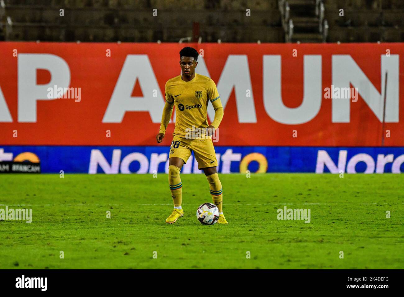 Mallorca, Mallorca, España. 1st de Oct de 2022. MALLORCA, ESPAÑA - OCTUBRE 1: Alejandro Balde del FC Barcelona impulsa el balón durante el partido entre el RCD Mallorca y el FC Barcelona de La Liga Santander el 1 de octubre de 2022 en Visit Mallorca Stadium Son Moix en Mallorca, España. (Imagen de crédito: © Samuel CarreÃ±O/PX Imagens a través DE ZUMA Press Wire) Crédito: ZUMA Press, Inc./Alamy Live News Foto de stock