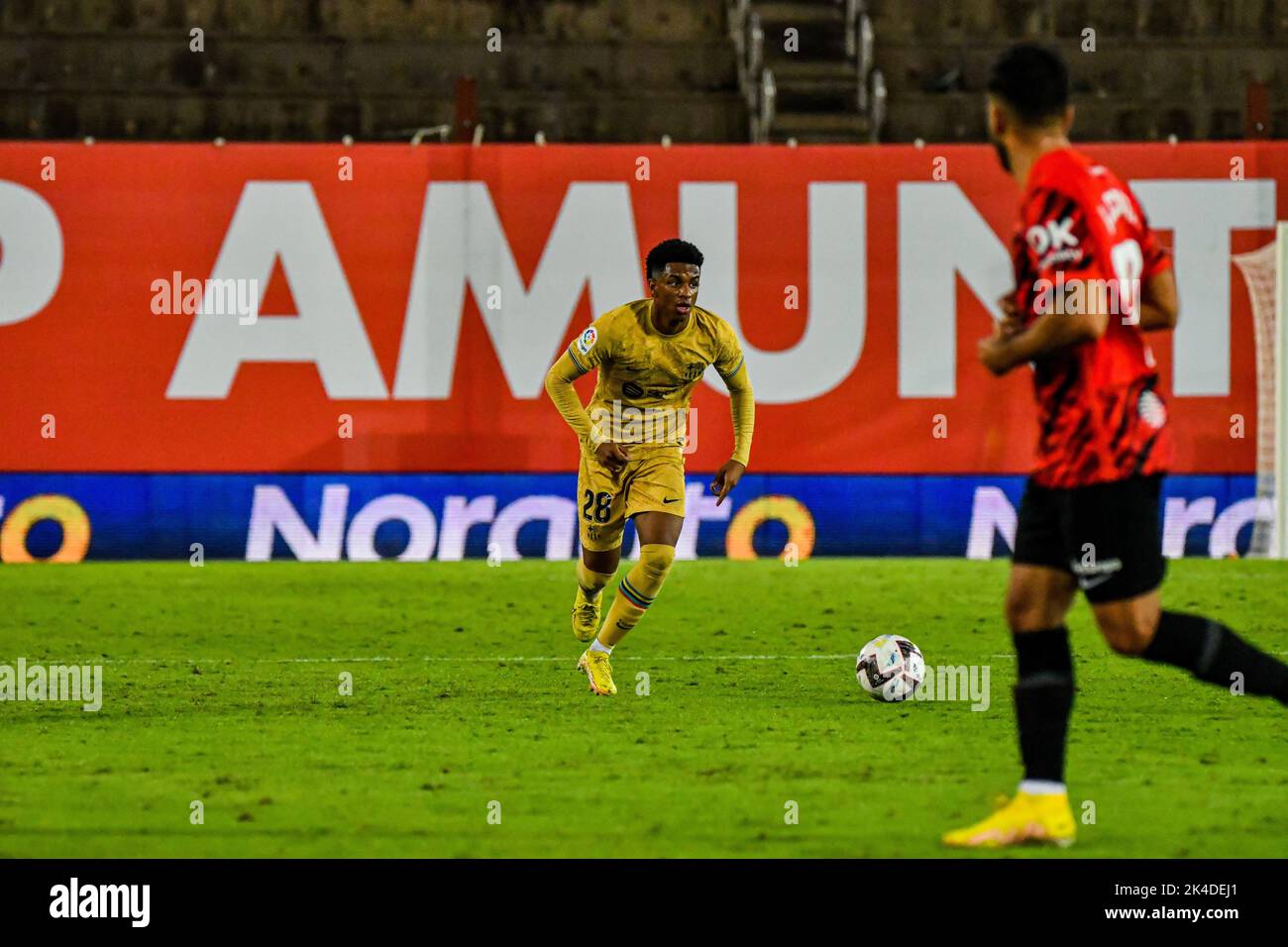 Mallorca, Mallorca, España. 1st de Oct de 2022. MALLORCA, ESPAÑA - OCTUBRE 1: Alejandro Balde del FC Barcelona impulsa el balón durante el partido entre el RCD Mallorca y el FC Barcelona de La Liga Santander el 1 de octubre de 2022 en Visit Mallorca Stadium Son Moix en Mallorca, España. (Imagen de crédito: © Samuel CarreÃ±O/PX Imagens a través DE ZUMA Press Wire) Crédito: ZUMA Press, Inc./Alamy Live News Foto de stock