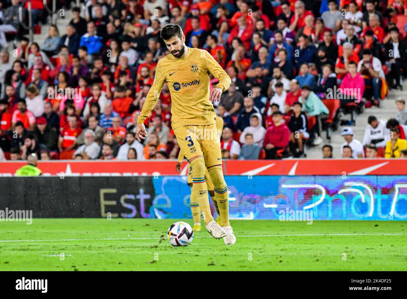 Mallorca, Mallorca, España. 1st de Oct de 2022. MALLORCA, ESPAÑA - 1 DE OCTUBRE: Gerard Piqué del FC Barcelona impulsa el balón durante el partido entre el RCD Mallorca y el FC Barcelona de la Liga Santander el 1 de octubre de 2022 en Visit Mallorca Stadium Son Moix en Mallorca, España. (Imagen de crédito: © Samuel CarreÃ±O/PX Imagens a través DE ZUMA Press Wire) Crédito: ZUMA Press, Inc./Alamy Live News Foto de stock