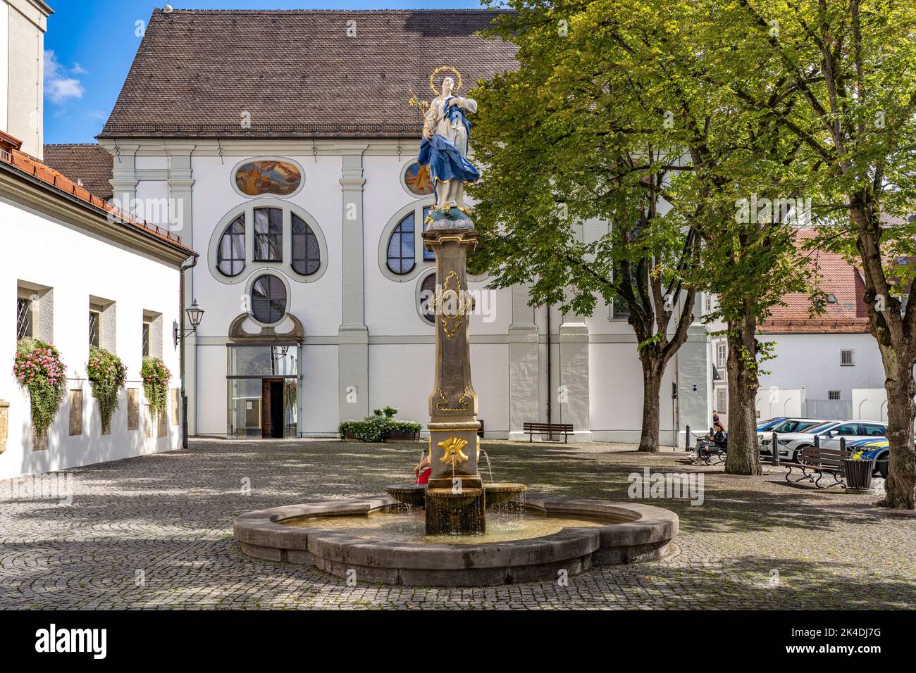 Brunnen auf dem Kirchplatz in Dillingen an der Donau, Bayern, Deutschland | Kirchplatz Fuente cuadrada de la Iglesia en Dillingen an der Donau, Baviera, G Foto de stock