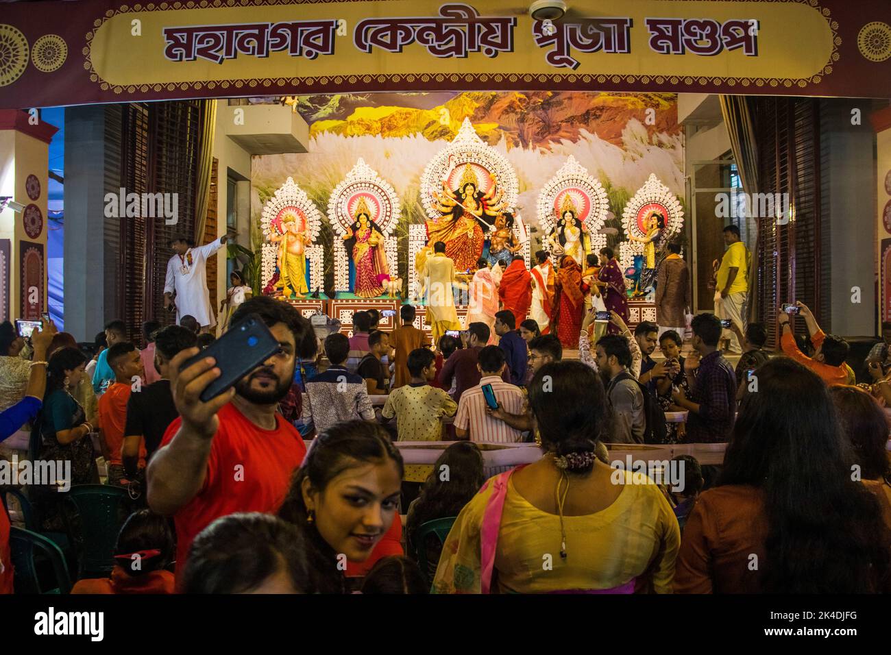 2 de octubre de 2022, Bangladesh: Devotos hindúes de Bangladesh se reúnen en el Templo Dhakeshwari durante el festival Durga Puja en Dhaka. (Imagen de crédito: © Md. Noor Hossain/Pacific Press a través DE ZUMA Press Wire) Foto de stock