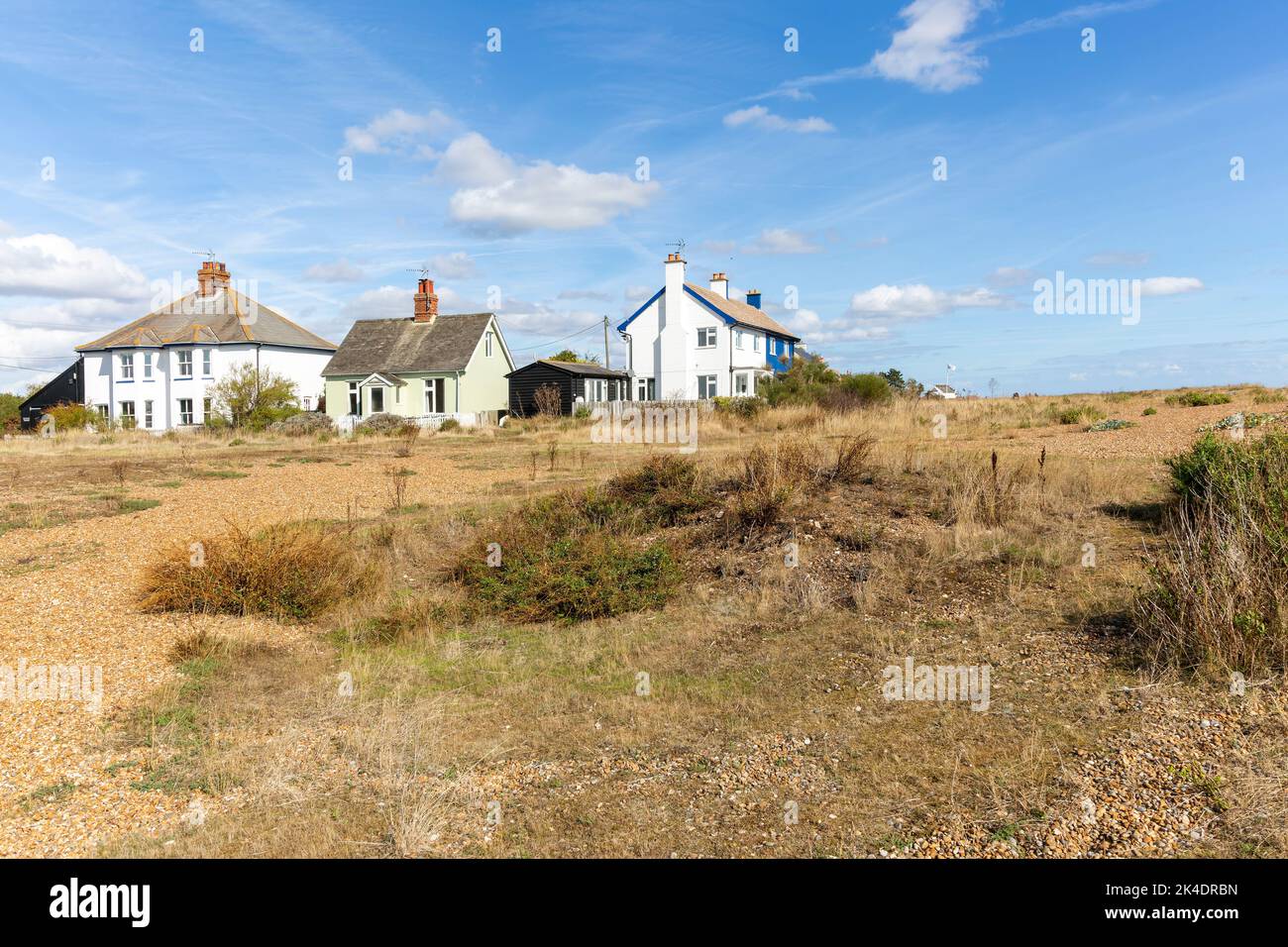 Casas en la aldea costera de Shingle Street, Suffolk, Inglaterra, Reino Unido Foto de stock