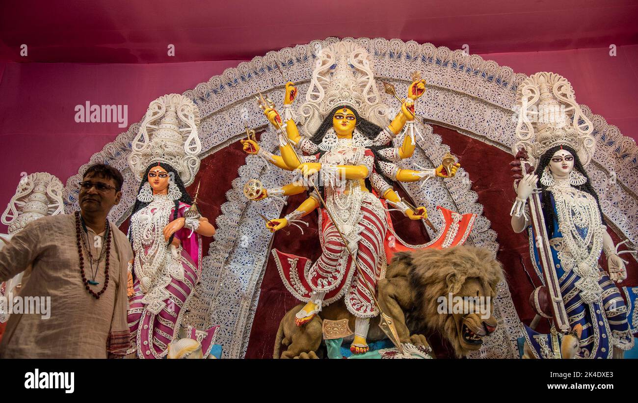 1 de octubre de 2022, Calcuta, BENGALA OCCIDENTAL, India: Diferentes momentos de la Diosa Durga Bodhan en Calcuta. Mahasasthi es quizás el día más importante durante las Durga Pujas. Los preparativos para la Puja se completan en este día. Bodhan: Esto se realiza al anochecer. Durga Puja cae a mitad del período de sueño de los Dioses, por lo tanto necesitan un â€˜awakeningâ€™, que no es nada más que el Bodhan. (Imagen de crédito: © Amlan Biswas/Pacific Press a través DE ZUMA Press Wire) Foto de stock