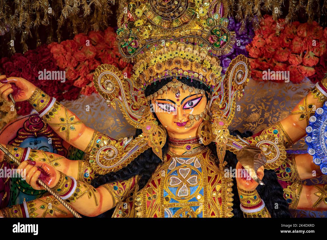 1 de octubre de 2022, Calcuta, BENGALA OCCIDENTAL, India: Diferentes momentos de la Diosa Durga Bodhan en Calcuta. Mahasasthi es quizás el día más importante durante las Durga Pujas. Los preparativos para la Puja se completan en este día. Bodhan: Esto se realiza al anochecer. Durga Puja cae a mitad del período de sueño de los Dioses, por lo tanto necesitan un â€˜awakeningâ€™, que no es nada más que el Bodhan. (Imagen de crédito: © Amlan Biswas/Pacific Press a través DE ZUMA Press Wire) Foto de stock