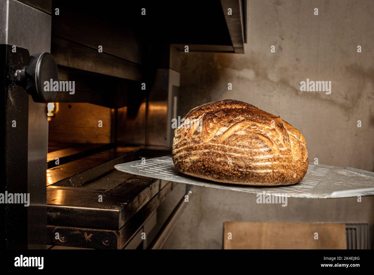 El pan casero de masa madre sabe muy bien y es parte de cada comida.  Especialmente cuando sale fresco del horno Fotografía de stock - Alamy